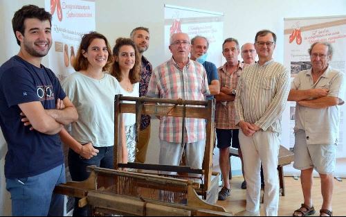 Inauguration de la nouvelle exposition sur l'histoire de l'espadrille. Autour de M. Labadot, maire de Mauléon, les personnes qui ont participé à sa réalisation.